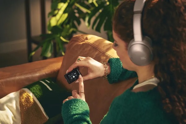 Tai nghe JBL Tour One M3 Smart TX kết nối tiện lợi